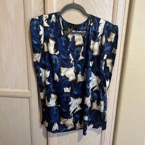 3/$30| 🌸 WHBM V-Neck Ruched Shoulder Shell Top